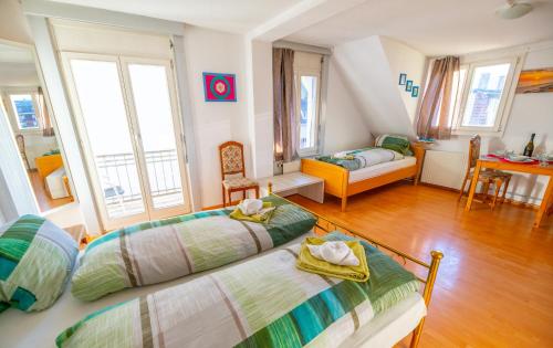 Habitación con 2 camas y sala de estar. en Residence Villa Flora, en Interlaken