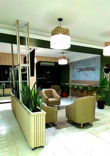 a lobby with couches and a table and chairs at HOTEL BOHO BOUTIQUE in Quibdó