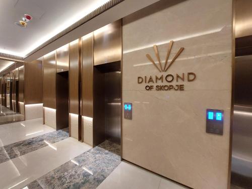 einen Aufzug in einem Gebäude mit einem Diamant des obersten Zeichens in der Unterkunft Divine 69 Luxury Apartment, Skopje City - Center, Diamond Residences, free parking in Skopje