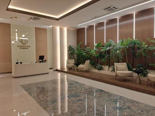 eine Lobby mit Stühlen und Pflanzen in einem Gebäude in der Unterkunft Divine 69 Luxury Apartment, Skopje City - Center, Diamond Residences, free parking in Skopje