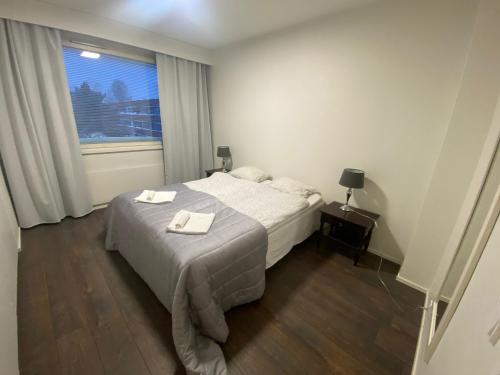 1 dormitorio con 1 cama con 2 toallas en Style 1BR Appartment in Kemi - Tornio, en Kemi