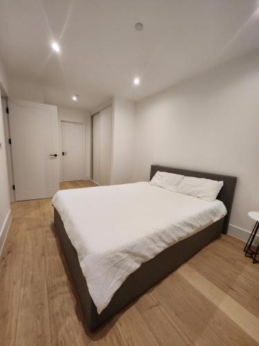 Un ou plusieurs lits dans un hébergement de l'établissement Stunning 2-Bed Apartment in Brentford