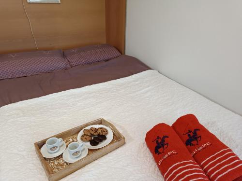 - un lit avec un plateau de nourriture et de boissons dans l'établissement Playa Cannet del Berenguer 7 pers piscina tennis, à Canet d'En Berenguer