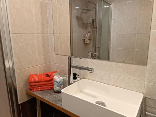 La salle de bains est pourvue d'un lavabo blanc et d'un miroir. dans l'établissement Playa Cannet del Berenguer 7 pers piscina tennis, à Canet d'En Berenguer