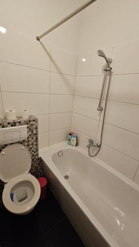 a bathroom with a toilet and a bath tub at Berlin Calling-Oase in top Lage in Berlin