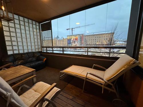 a room with a view of a city from a window at Moderni huoneisto saunalla! Keskustan lähellä, Merenrannassa, loistava varustelu! in Helsinki