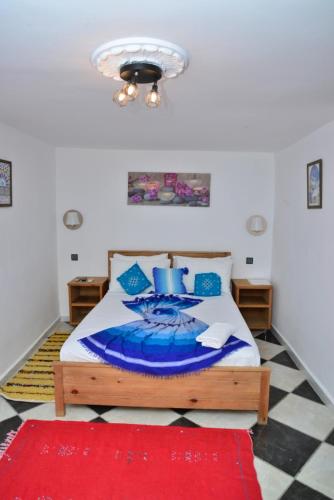 um quarto com uma cama e um tapete vermelho em Dar Rif Kebdani em Tânger