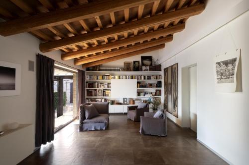 sala de estar con sofás y mesa en Solea Relais di Charme- Adults only, en Trecastelli