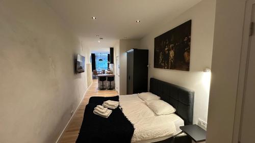 una camera con letto e testiera nera di Stylish studio in the heart of Breda city center a Breda