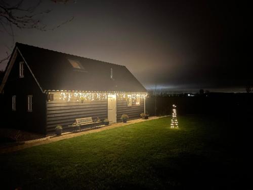 ein Haus mit seitlicher Beleuchtung in der Nacht in der Unterkunft Vakantie in Duin- en Bollenstreek in Voorhout