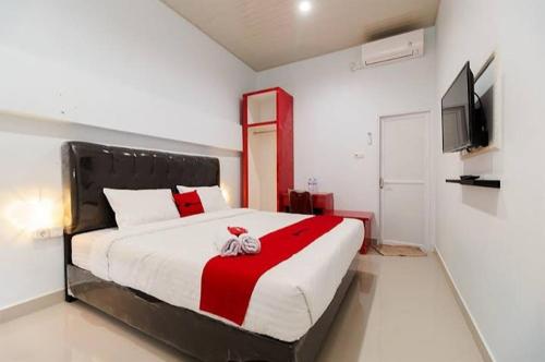A bed or beds in a room at RedDoorz Plus near Palembang Icon Mall 2