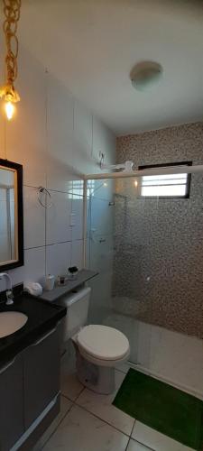 ジョアンペソアにあるCasa em João Pessoa Paraíbaのバスルーム(トイレ、洗面台、シャワー付)