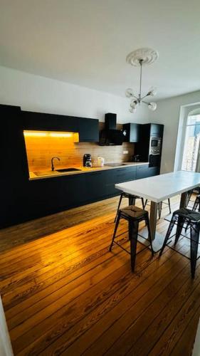 une salle à manger avec une table et deux chaises dans l'établissement Appartement neuf au centre d'Épernay., à Épernay