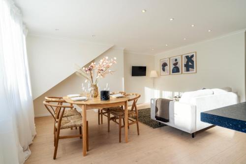 cocina y sala de estar con mesa y sillas en City Centre Apartment en Kortrijk