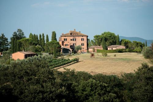 una grande casa in mezzo a un campo di Agriturismo Palazzo Val Del Sasso a Villastrada