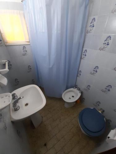 een badkamer met een wastafel en een toilet bij LeoDiMar Depto 7 in Villa Gesell