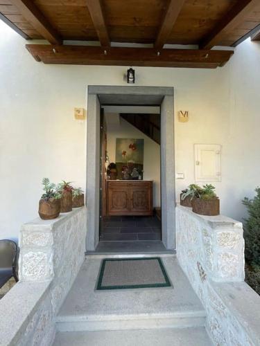 un ingresso a una casa con porta e portico di Home&Nature - Casa di montagna a Castel di Sangro