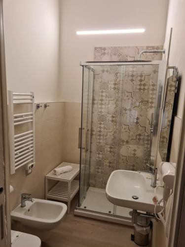 Ett badrum på Simona Rooms
