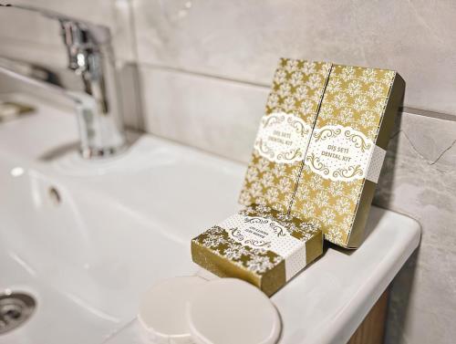 Ein paar Geschenkkartons standen auf einem Waschbecken. in der Unterkunft Çamlıca Hotel in Pelitli