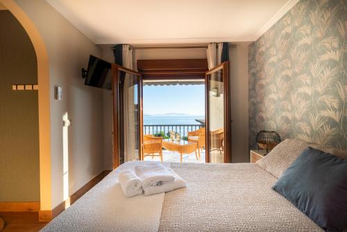 1 dormitorio con 1 cama y vistas al océano en Villa Montalvo Beach en Montalvo