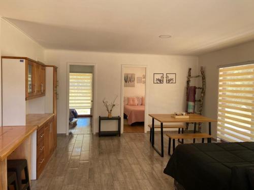- une chambre avec un lit, une table et un bureau dans l'établissement Valdivia Tralcao Lodge 2, à Valdivia