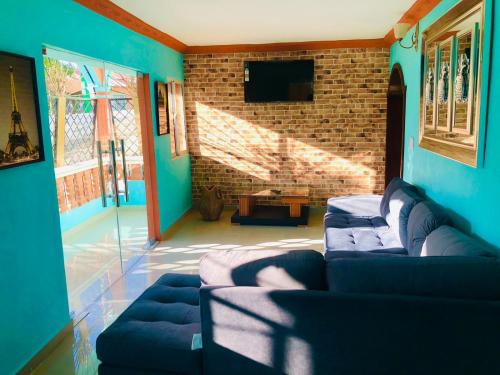sala de estar con sofá y pared de ladrillo en Hotel familiar Doña Nida, en Santa Cruz de Barahona