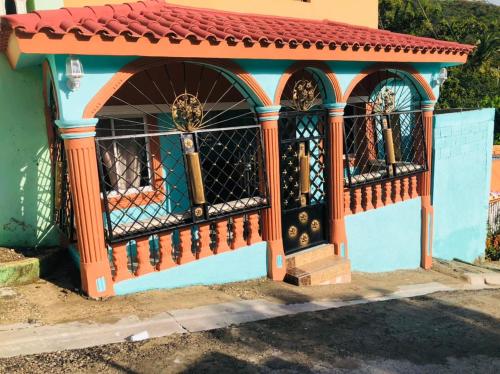un pequeño edificio con una puerta con una persona dentro en Hotel familiar Doña Nida, en Santa Cruz de Barahona