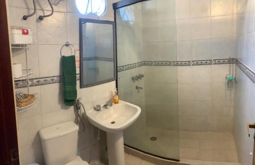a bathroom with a sink and a shower and a toilet at Amplio Departamento 3 habitaciones, excelente ubicación in Asuncion
