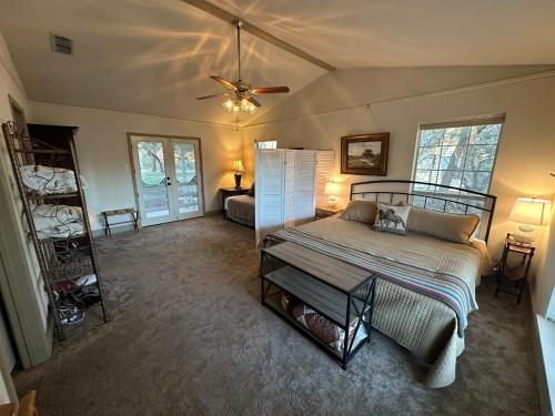 Schlafzimmer mit einem Bett und einem Deckenventilator in der Unterkunft StunningHome on The Blanco River in Blanco