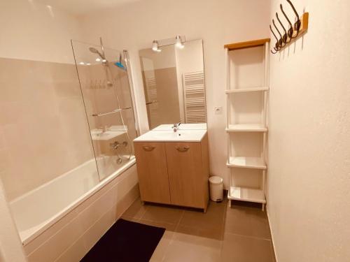 une salle de bain avec un lavabo, une douche et un miroir dans l'établissement Appt 5 pers, garage, balcon, WiFi, skis - FR-1-459-151, à Saint-Jean-de-Sixt