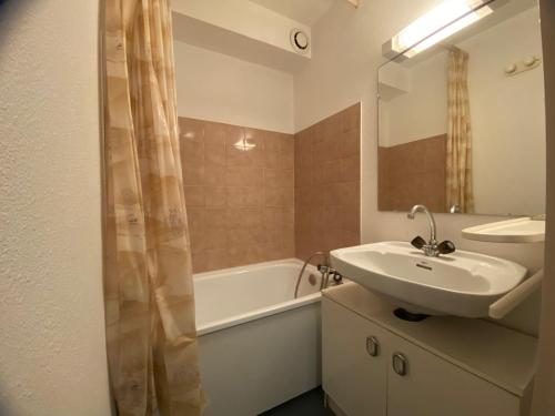 a bathroom with a sink and a bath tub at Studio Morillon 1100, 1 pièce, 4 personnes - FR-1-642-75 in Morillon