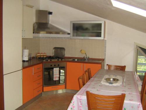 una cucina con tavolo, piano cottura e lavandino di Mora apartment 1st floor near the sea - Climate and wi-fi ad Avola