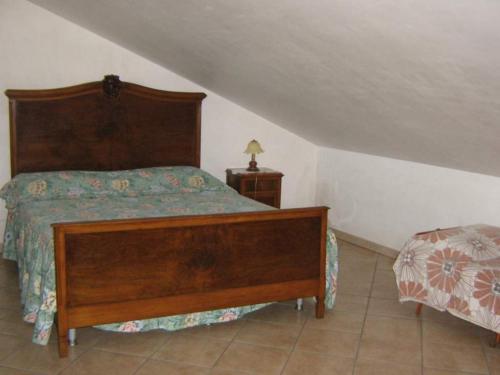 una camera con letto in legno e comodino di Mora apartment 1st floor near the sea - Climate and wi-fi ad Avola