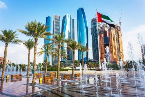 uma fonte na cidade de Dubai com arranha-céus em Ms. Zhang Apartment em Abu Dhabi