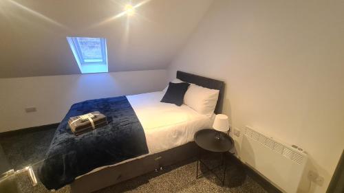 1 dormitorio con cama y ventana. en Homestay by BIC Oates 9 en Dewsbury