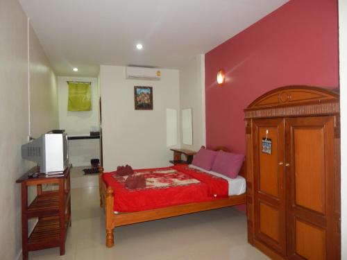 1 dormitorio con 1 cama y TV. en Ban FahSai Guest House, en Ko Samed