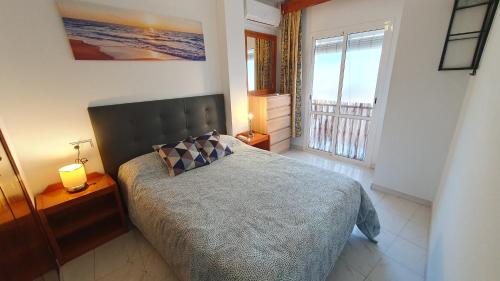 ein Schlafzimmer mit großem Bett und Balkon in der Unterkunft Apartamentos Eduardo Rico in Nerja