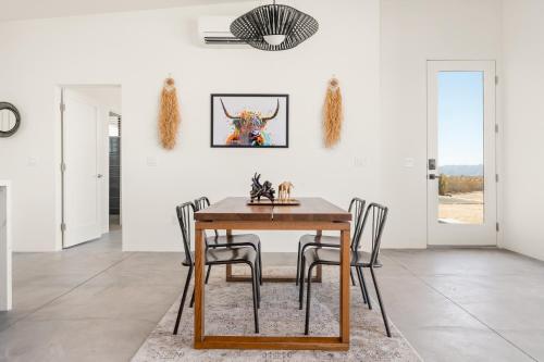 Φωτογραφία από το άλμπουμ του Starlit Dunes - Spa, pool table, bocce, table tennis & endless views σε Joshua Tree