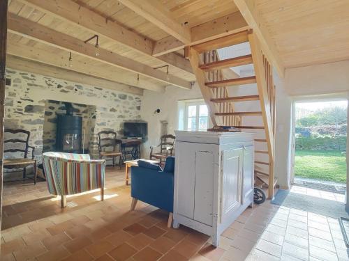 ein Wohnzimmer mit einer Holzdecke und einer Treppe in der Unterkunft Penty Ty Gwen (Cap de la Chèvre) in Crozon