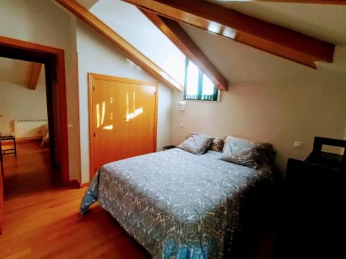 1 dormitorio con 1 cama en una habitación con ventana en Arrabal de Santa María en Sigüenza