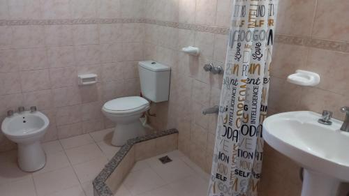 La salle de bains est pourvue de toilettes et d'un lavabo. dans l'établissement Casa Castelli, à San Rafael
