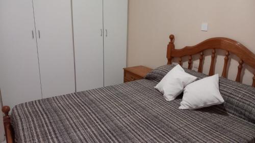 - une chambre avec un lit et 2 oreillers dans l'établissement Casa Castelli, à San Rafael
