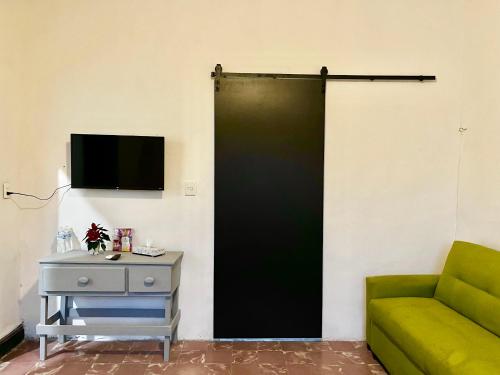 a living room with a green couch and a table at DGM Lofts MTY MN 960 D centro cerca de todo in Monterrey