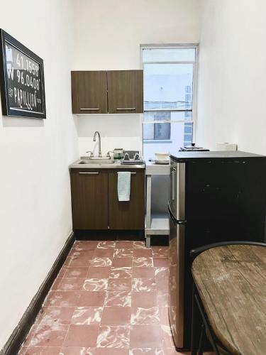 a small kitchen with a sink and a refrigerator at DGM Lofts MTY MN 960 D centro cerca de todo in Monterrey