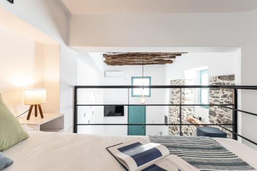 um quarto com uma cama e uma grande janela em The Naxos Loft with view of the Castle em Naxos Chora