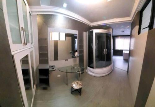 een badkamer met een glazen tafel en een spiegel bij Mansión entera in Cuenca