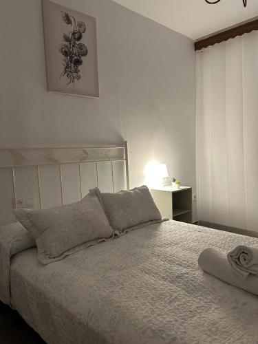 - une chambre avec un lit doté d'un couvre-lit blanc dans l'établissement Casa Ancá Los Abuelos, à Rute
