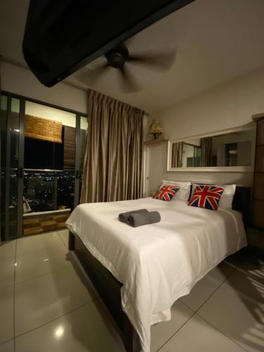 Un dormitorio con una gran cama blanca y una ventana en Bangi Evo Mall by Maya Spa with Wifi & Great View, en Bandar Baru Bangi