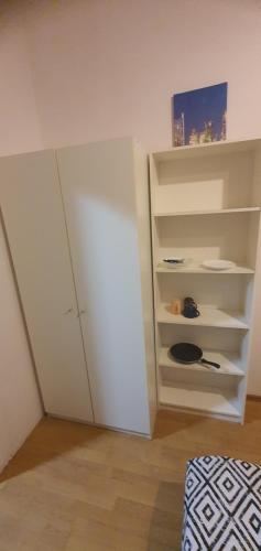 um quarto com um armário branco num quarto em Kwatery pracownicze em Tomaszów Mazowiecki