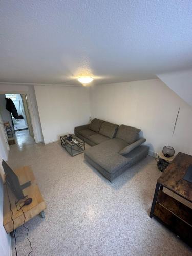 ein Wohnzimmer mit einem Sofa und einem Tisch in der Unterkunft Joli appartement 2 chambres face gare in Forbach